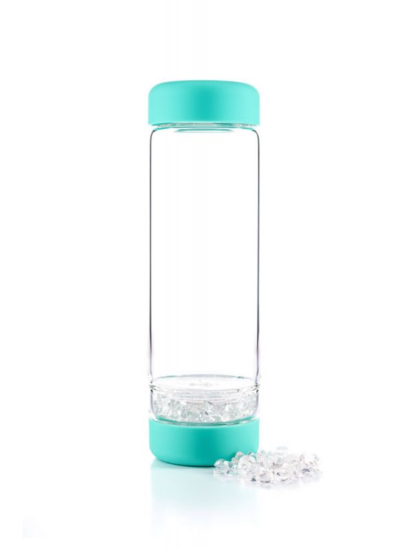 Glasflasche blau Bergkristall für Edelsteinwasser. Glass bottle ocean blue with clear quartz for gem water.